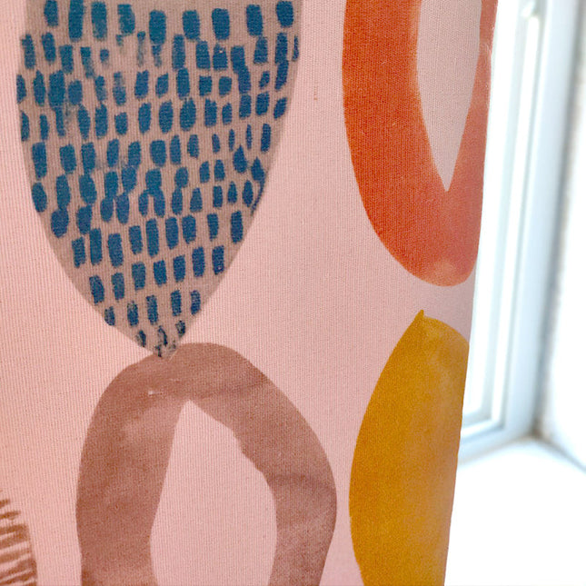 Färgglad gardin med abstrakt modernt mönster.