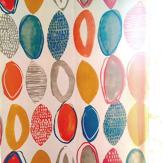 Färgglad gardin med abstrakt modernt mönster.