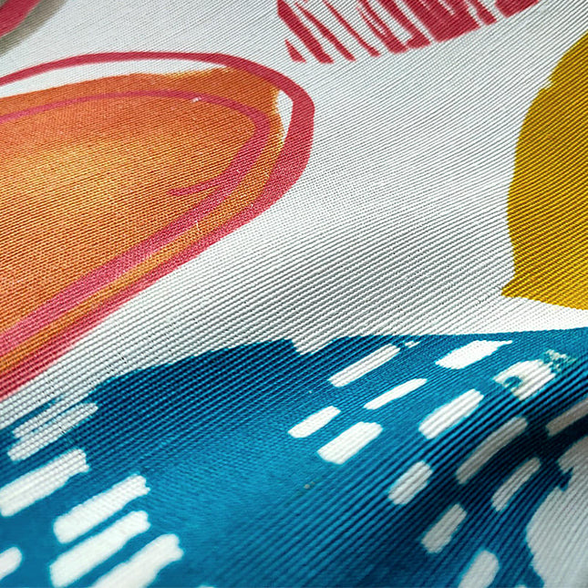 Färgglad gardin med abstrakt modernt mönster.