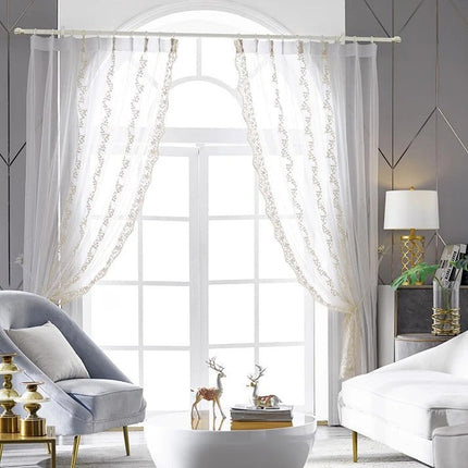 Ljusfiltrerande tunn gardin med öljetter