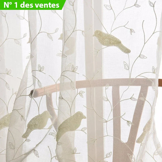 Tunn gardin med fåglar på kvist