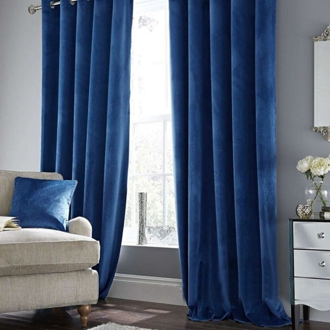 Blå mörkläggningsgardin i sammet med öljetter