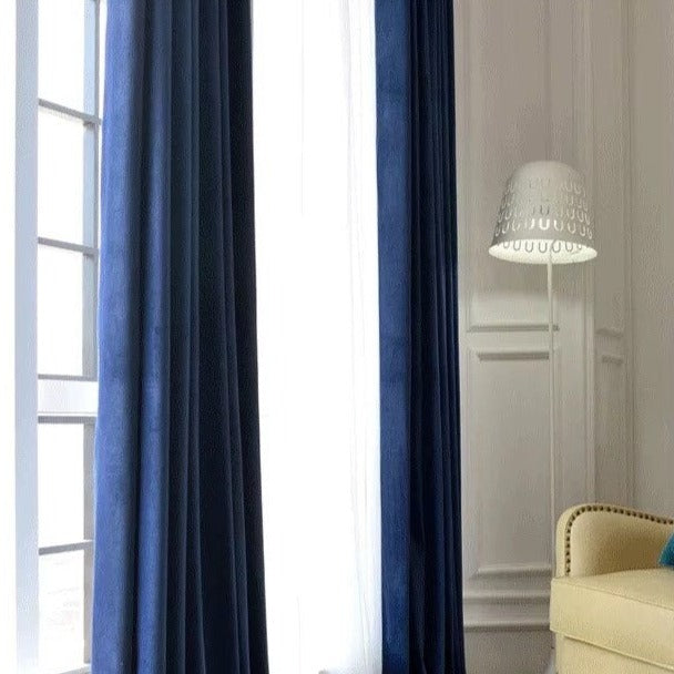 Blå mörkläggningsgardin i sammet med öljetter