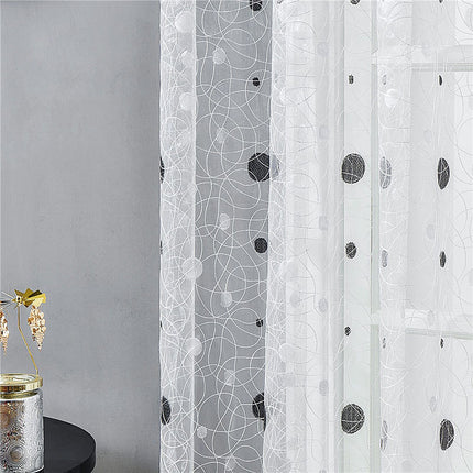 Tunn gardin med elegant brodyr