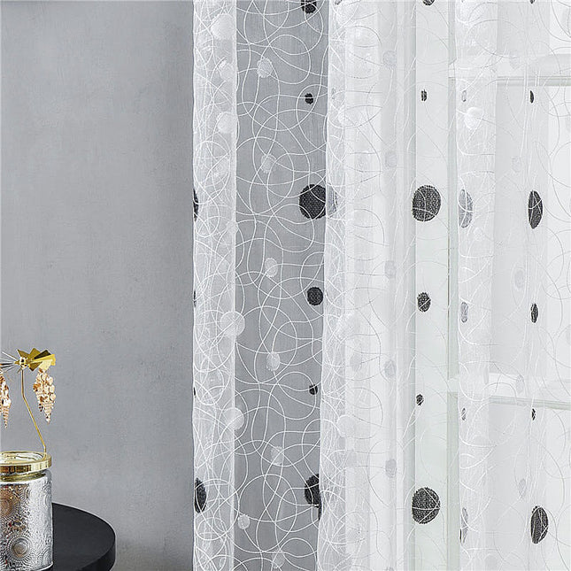 Tunn gardin med elegant brodyr